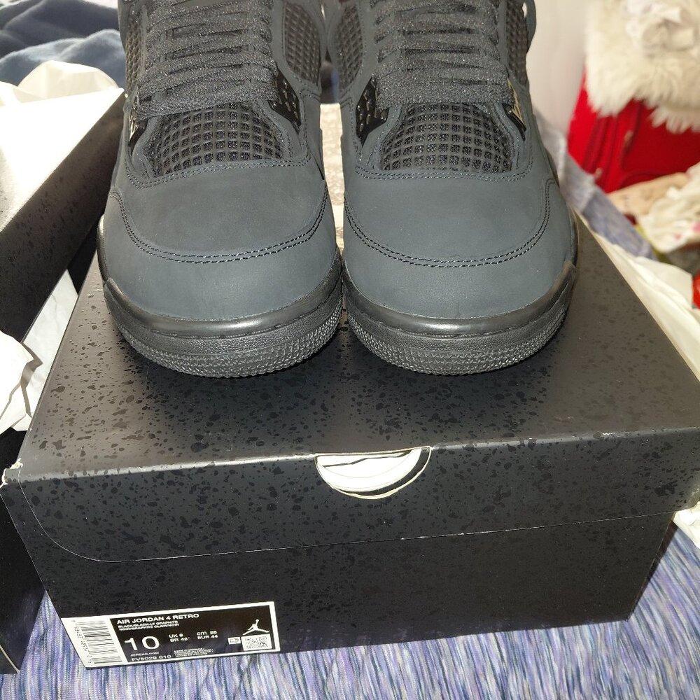 Black cat jordan 4